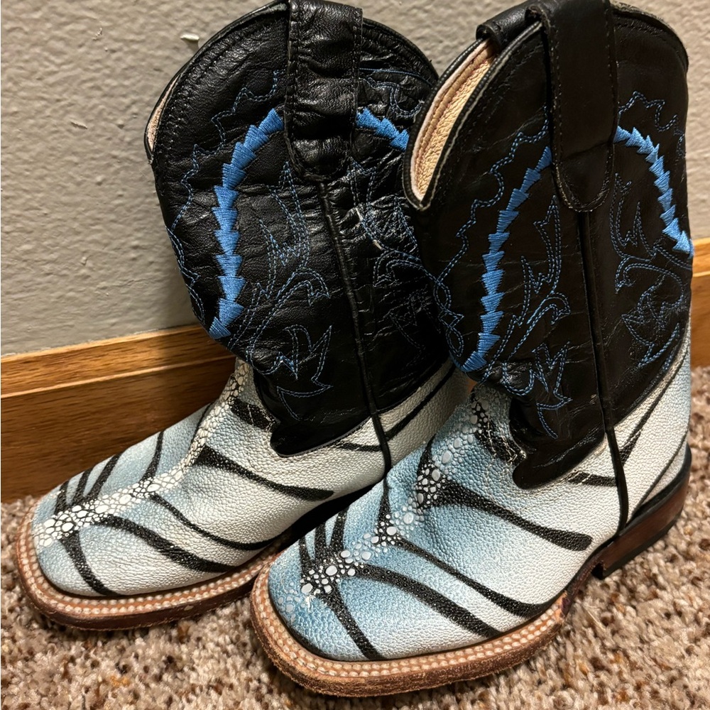 Ferrini toddler size 8.5 Stingray boots.